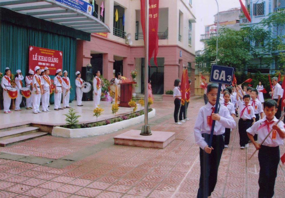 SUY NGẪM VỀ BÀI THƠ NGẬP TRÀN TÌNH YÊU THƯƠNG CỦA  CÔ GIÁO DẠY VĂN NGUYỄN THU HÀ